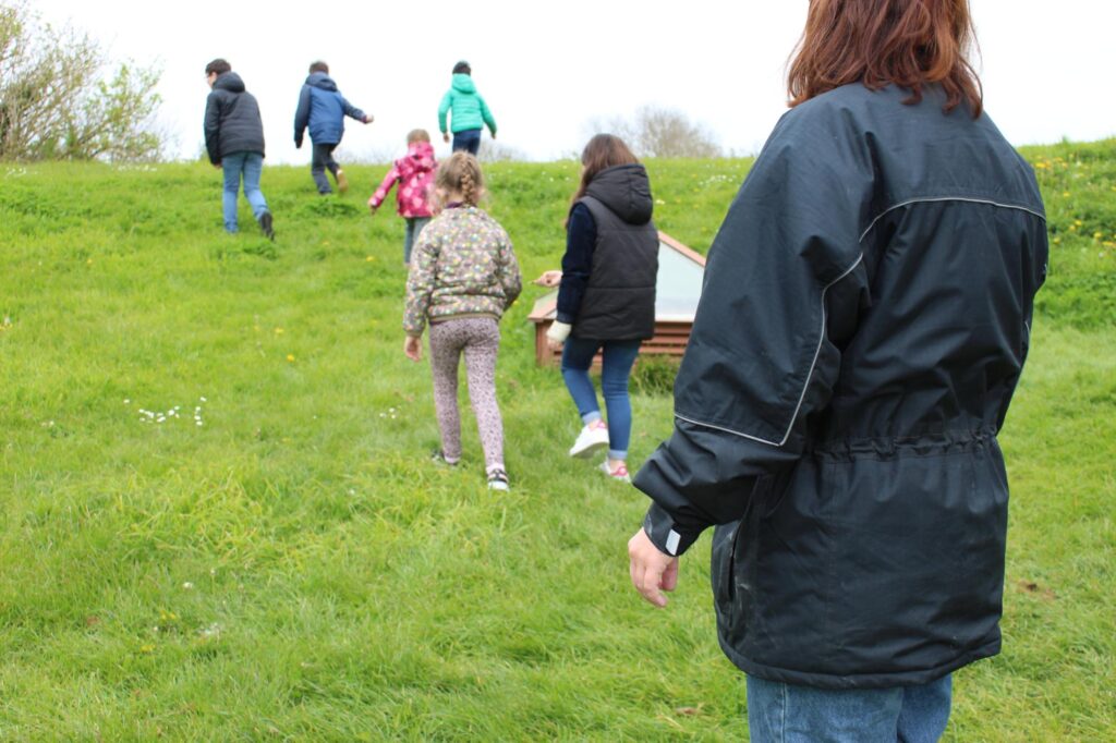 Model activity : children go out into nature to find camouflage for their pillboxes