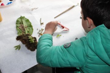 Enfant réalisant une maquette d'une casemate