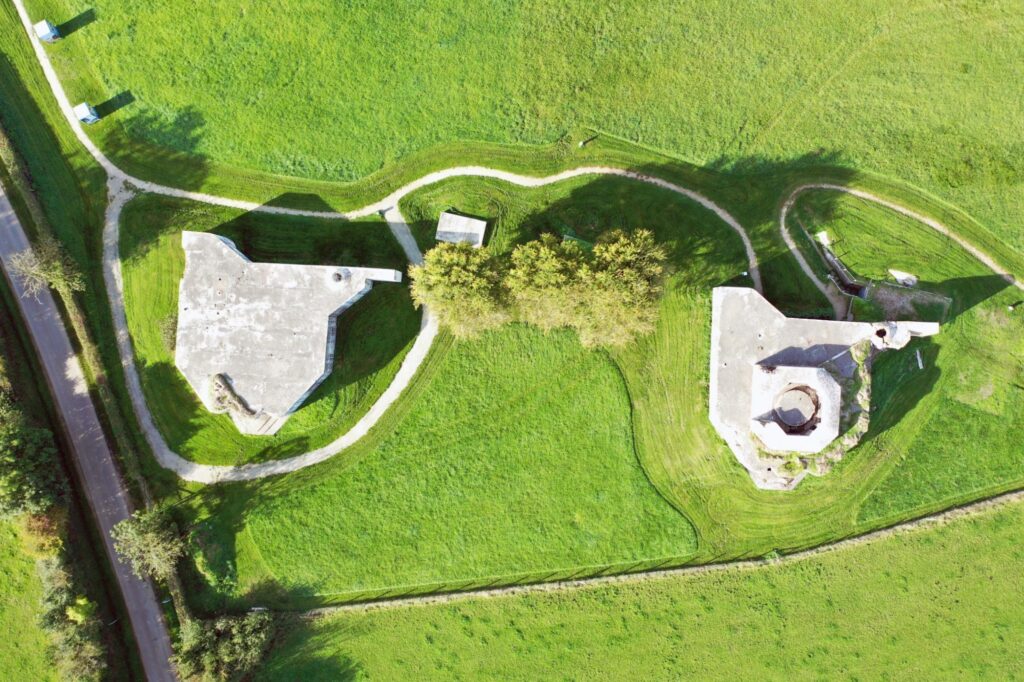 Vue aérienne du parcours de visite et de deux casemates