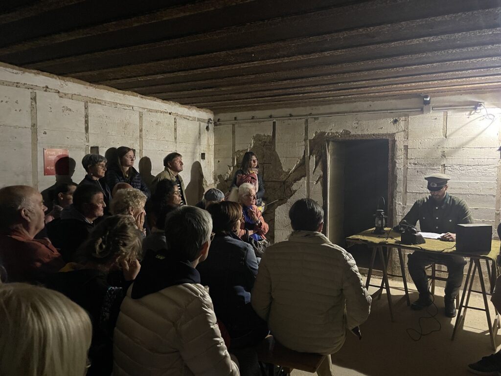 Visite théâtralisée ; spectacteur assis dans un abri d'une casemate et un acteur en face ; batterie d'Azeville