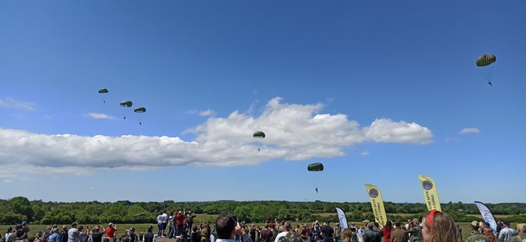 Plusieurs parachutistes et le public regardant à la batterie d'Azeville