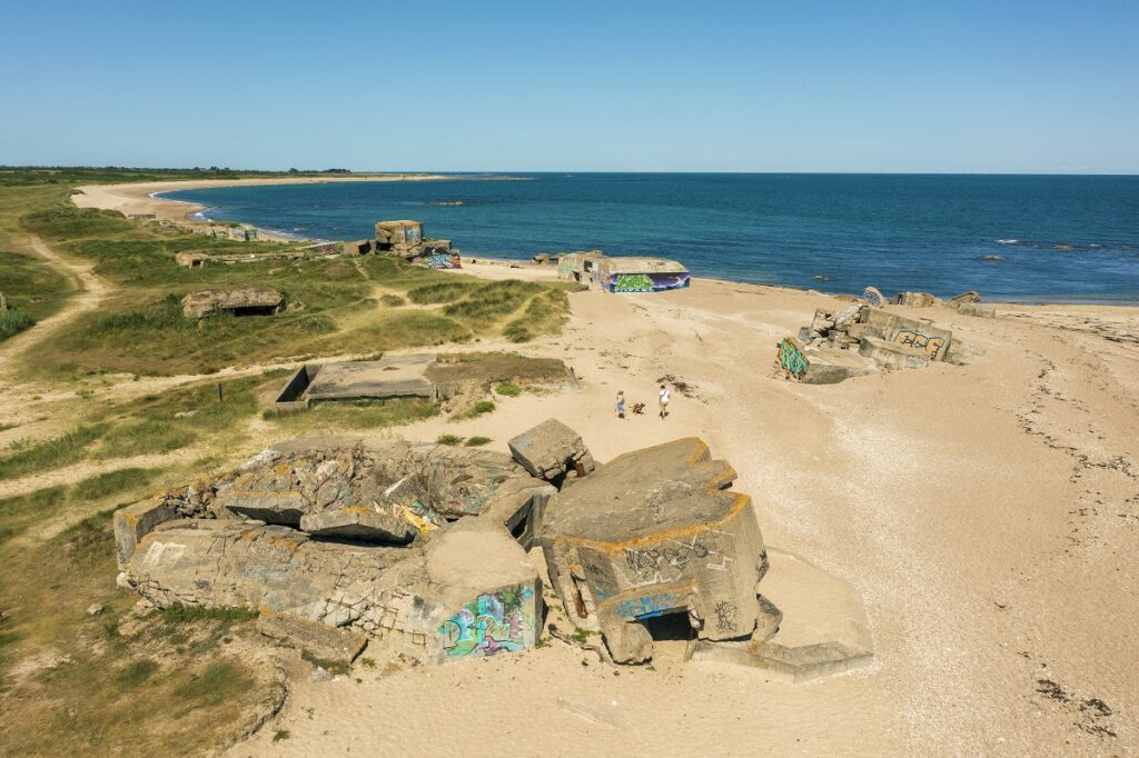 Vue sur la plage de Néville, les blockaus se retrouvent sur la plage avec l'érosion marine.