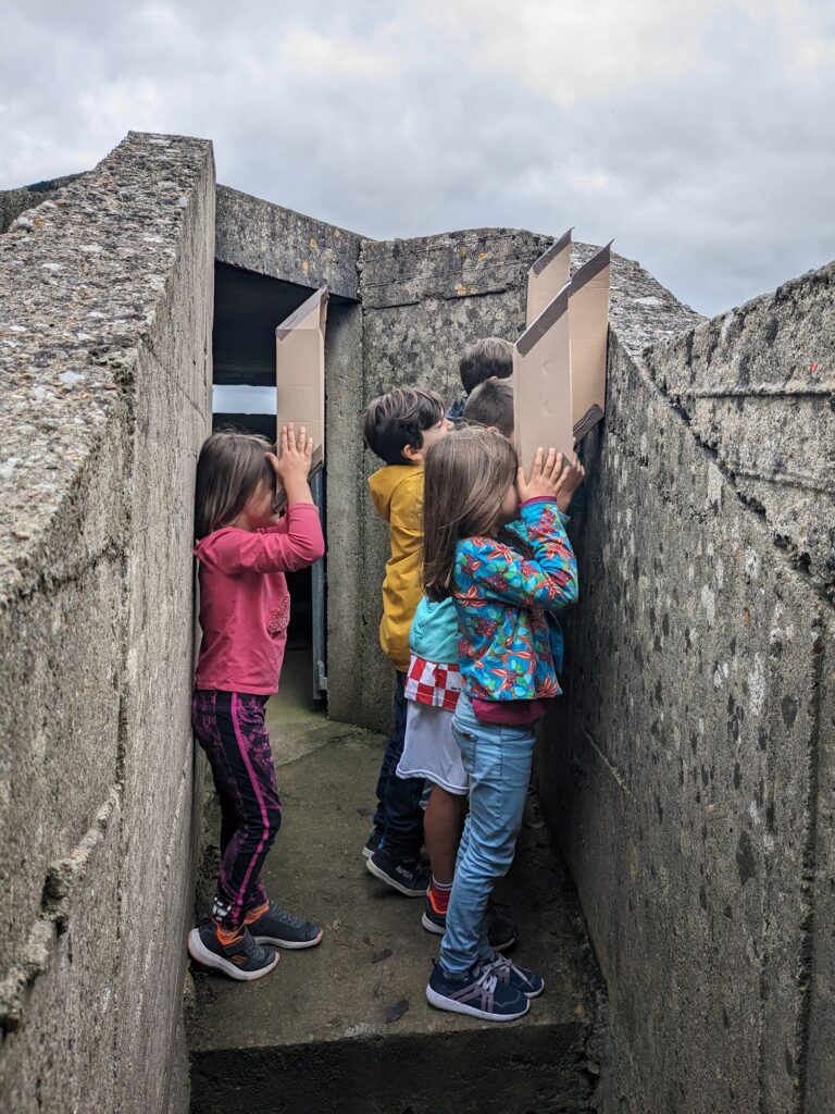 Enfants utilisant le périscope qu'ils viennent de fabrique