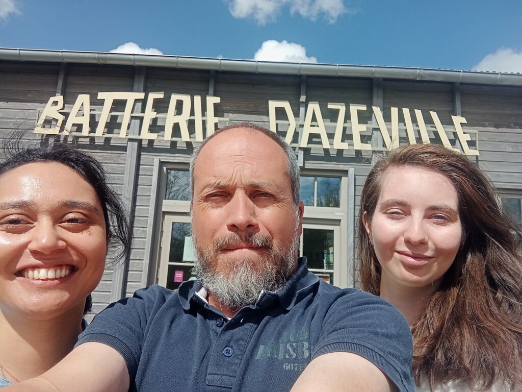 Sandra, Gildas et Anaïs réalisant un selfie devant la batterie d'Azeville