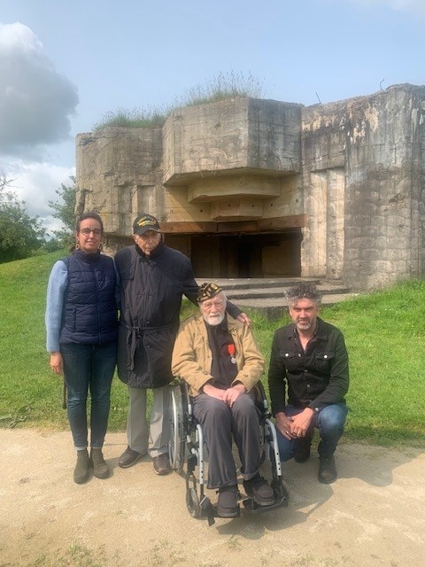 Marlène, Robert Chot, Don Carter et Mathieu devant l'une des casemates de la batterie d'Azeville