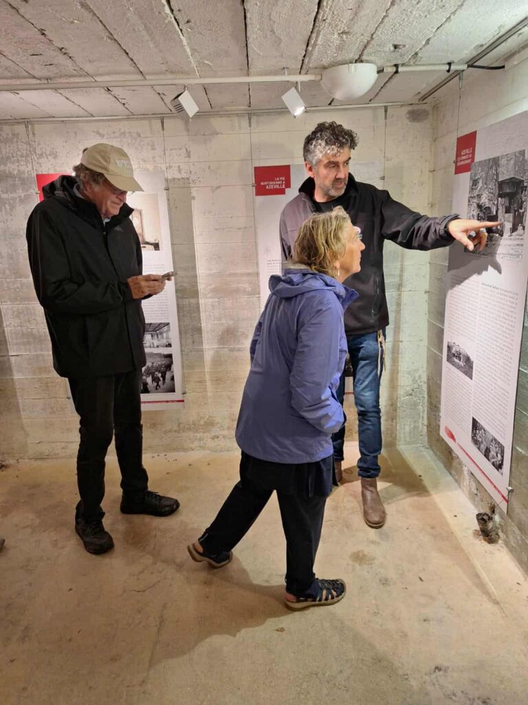 Anne Koog Teague et un des médiateurs de la batterie, dans une des soutes à munitions, celle de l'exposition permanente. 