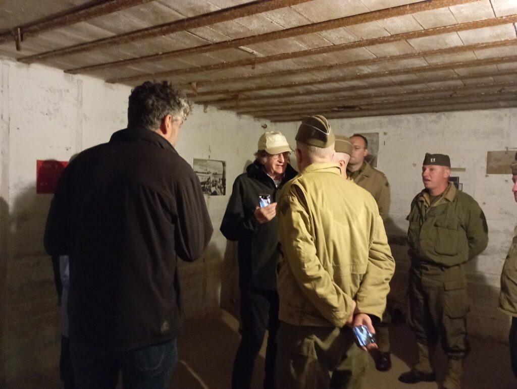 Groupe dans l'abri pour le personnel. 