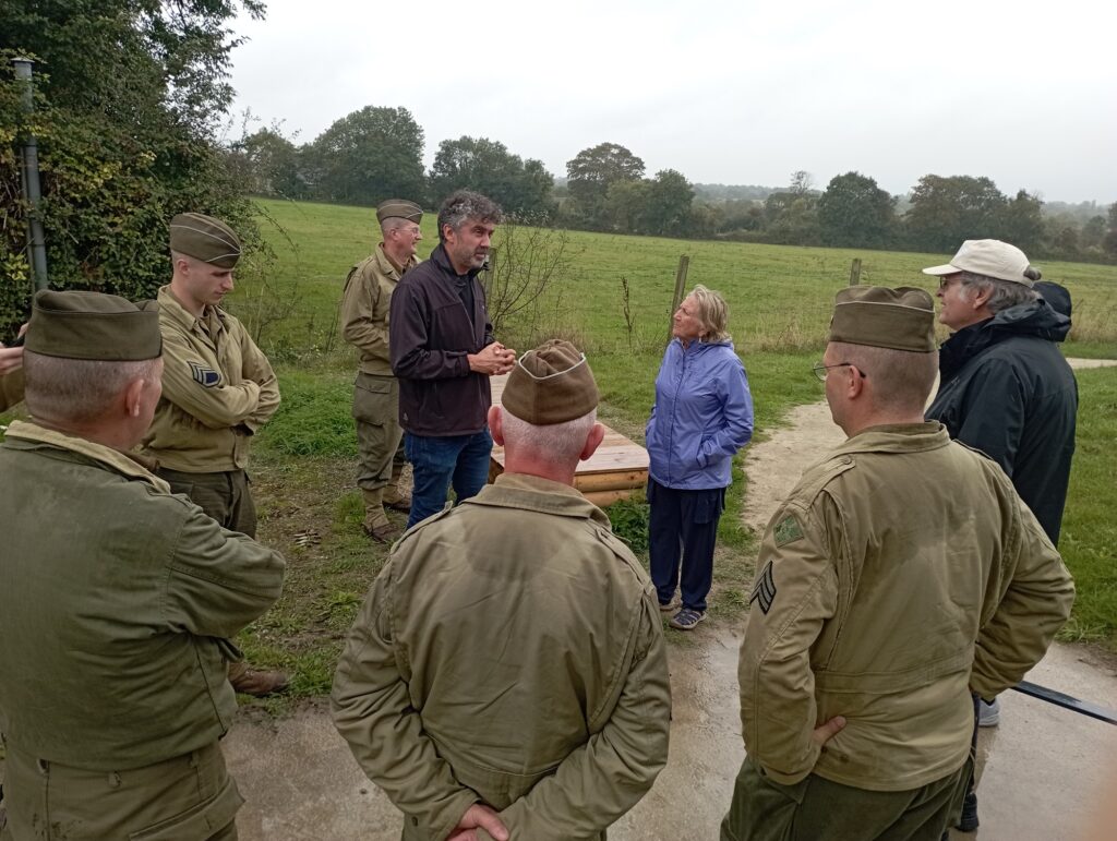 Groupe écoutant le guide en extérieur. 