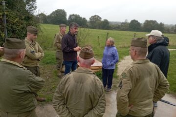 Groupe écoutant le guide en extérieur.