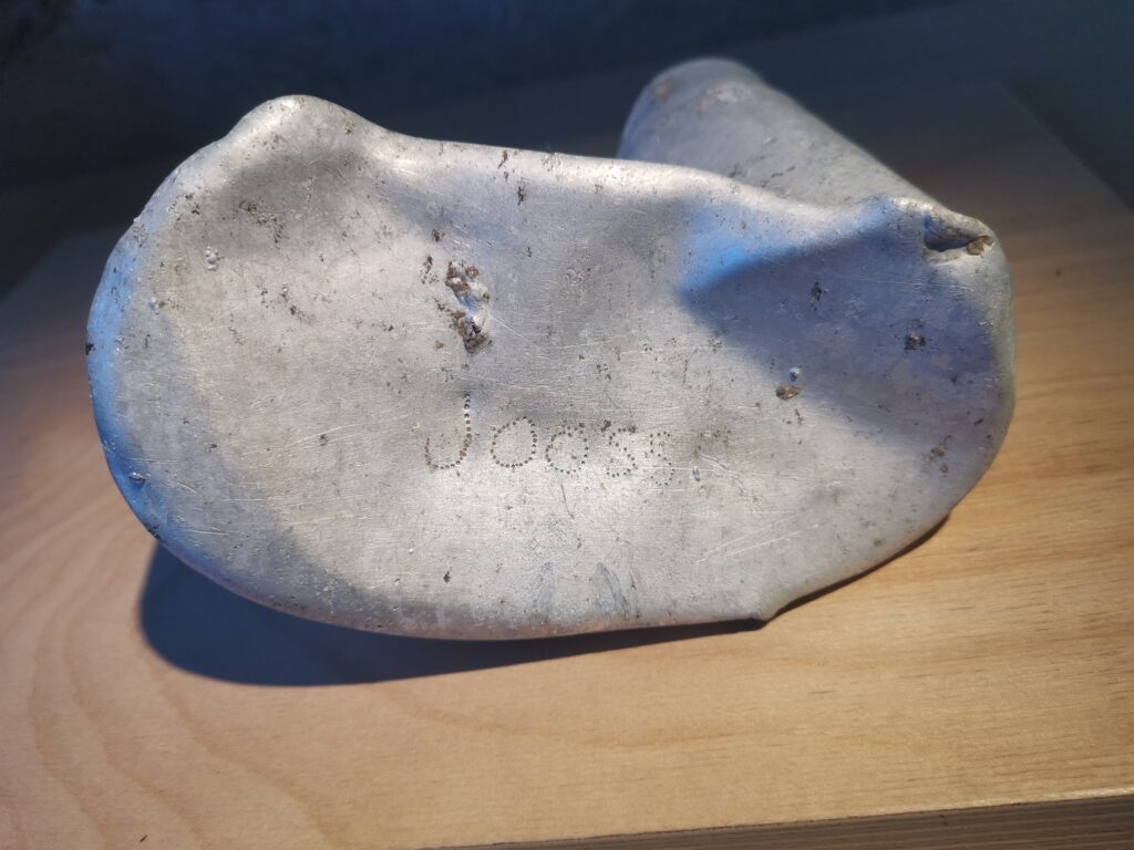 Gamelle de Jooss, vue du dessous et de l'inscription de son nom de famille : JOOSS