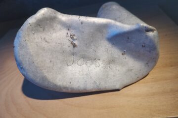 Gamelle de Jooss, vue du dessous et de l'inscription de son nom de famille : JOOSS