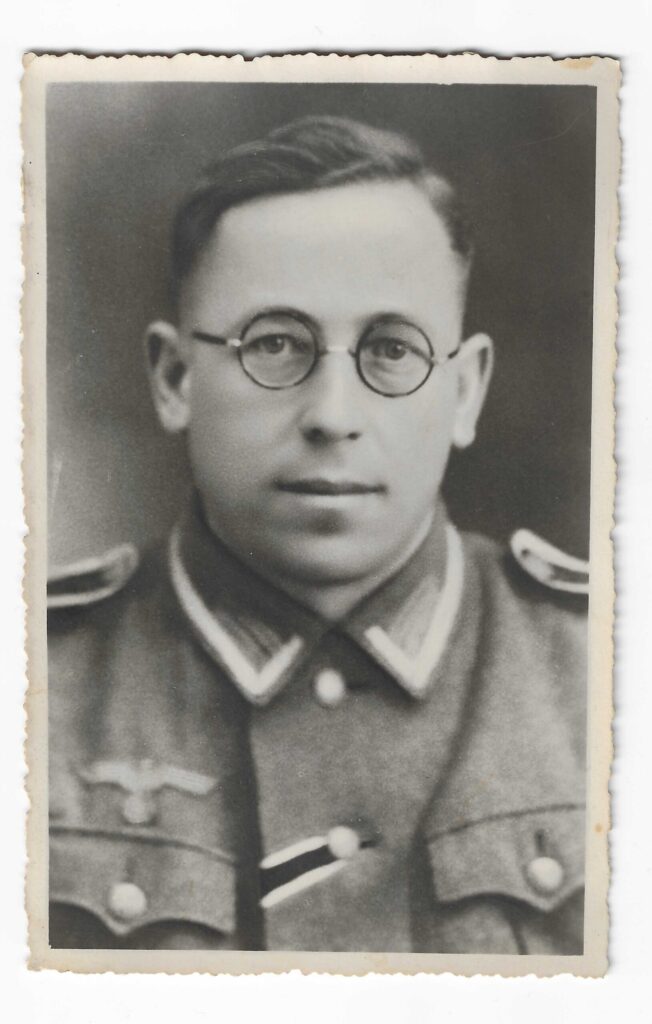Portrait en noir et blanc de Jooss. Il porte son uniforme et des lunettes. 