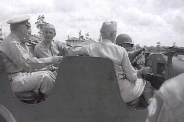 A gauche, George Marshall, Joint Chief of Staff, Matt Ridgway de face (82nd) et MG Bill Leee de dos, (101st) et « père de l’US Airborne… A droite, le SSI de al 82nd SANS airborne tab