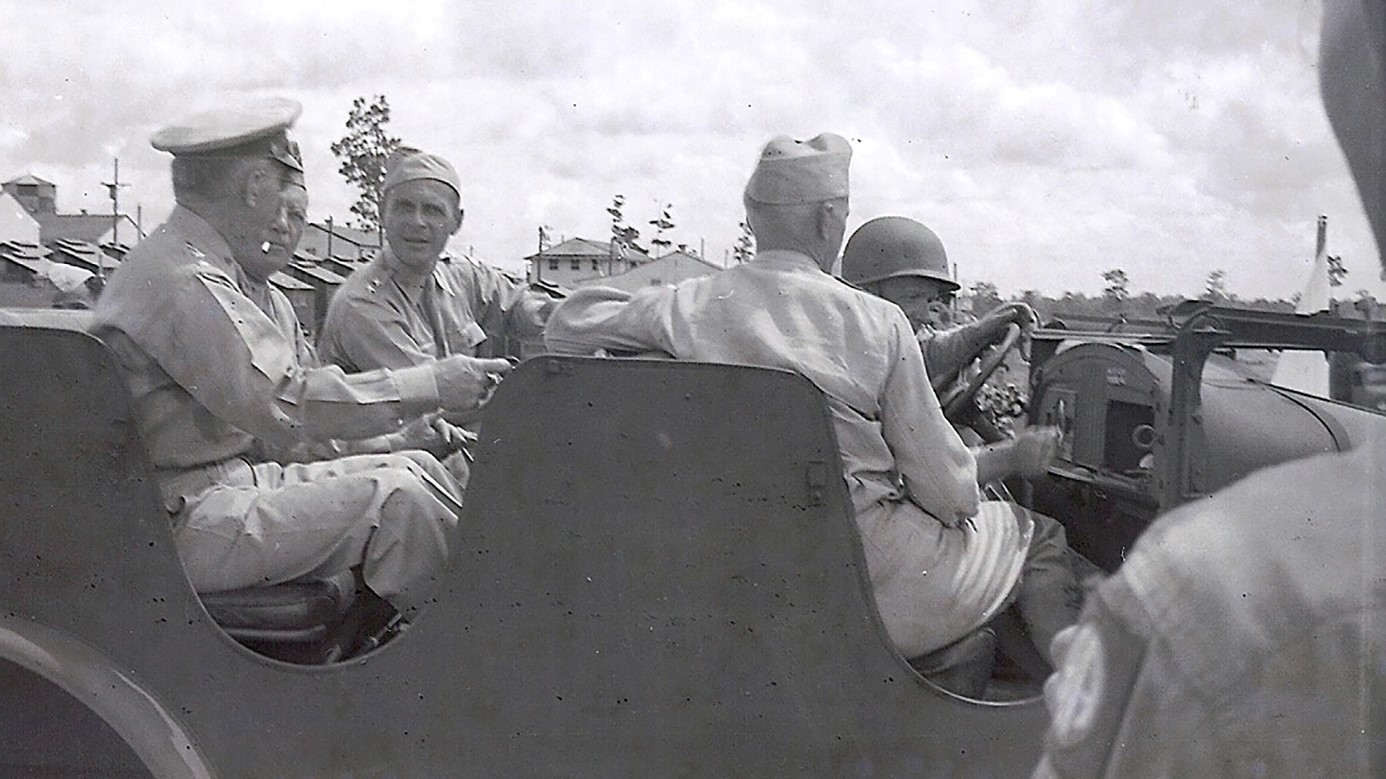 A gauche, George Marshall, Joint Chief of Staff, Matt Ridgway de face (82nd) et MG Bill Leee de dos, (101st) et « père de l’US Airborne… A droite, le SSI de al 82nd SANS airborne tab