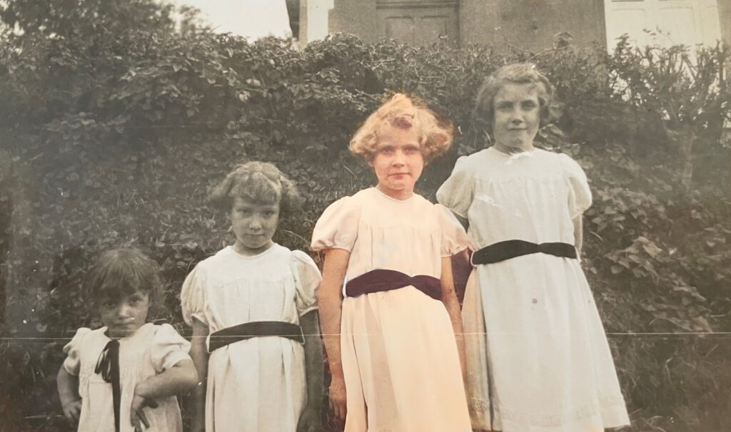 Photo en noir et blanc, 4 fillettes, à gauche la plus petite et à droite la plus grande. Régine est colorisée, c'est l'avant dernière. 