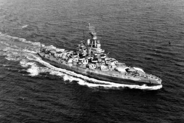 Photo en noir et blanc de l'USS Nevada, en mer.