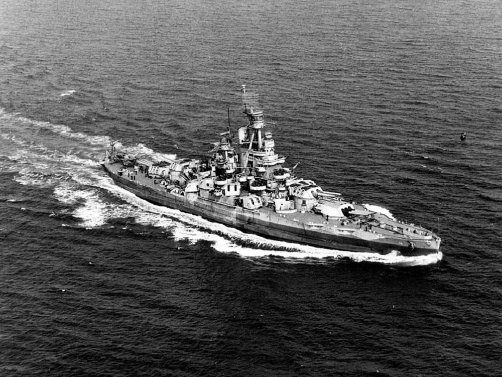 Photo en noir et blanc de l'USS Nevada, en mer. 