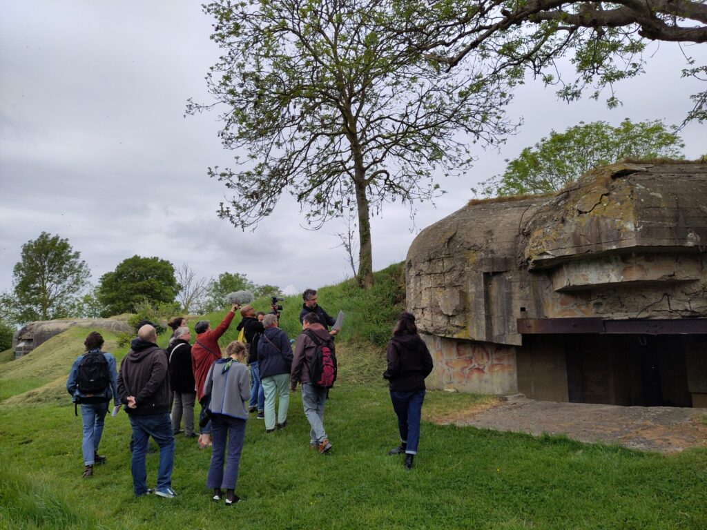 Groupe de journalistes autour de Rudolf Graf a proximité d'une casemate de la batterie d'Azeville